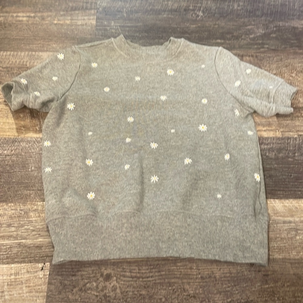 Ban.do Short Sleeve Sweatshirt with cute daisy print. Gray size XS.